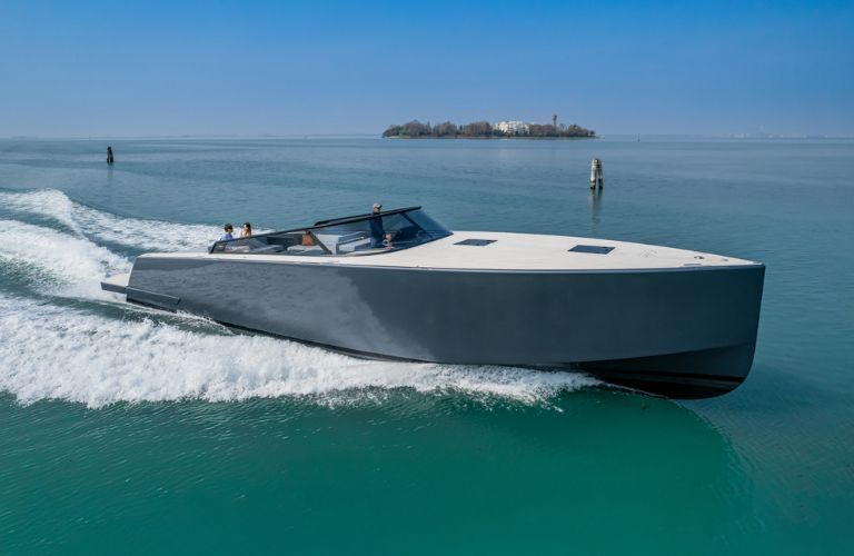 VanDutch Yacht exterior right side