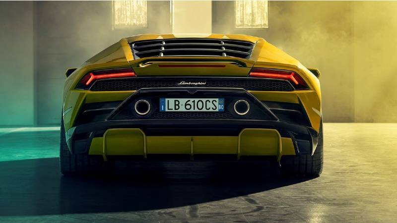 A rear shot of the 2022 Lamborghini Huracan EVO