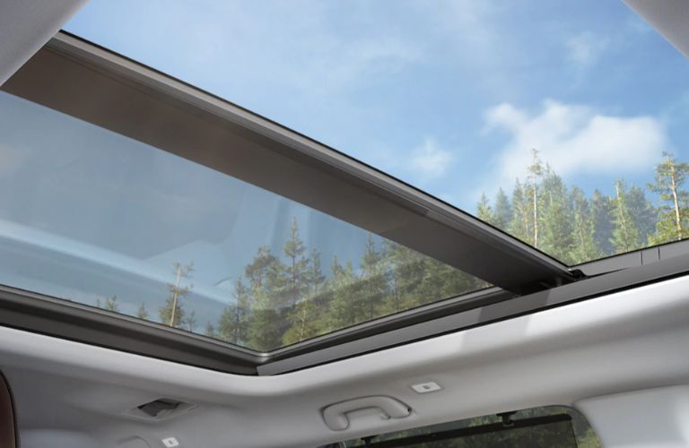 Panoramic moonroof of the 2023 Honda Pilot is shown.