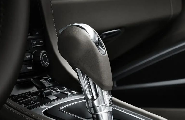 An image of the 7-speed PDK with manual and automatic mode of the 2023 Porsche 718 Boxter.