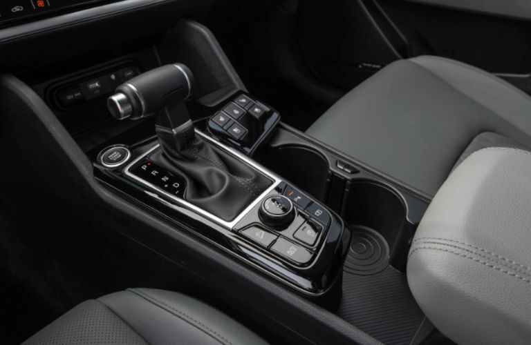 An image of the gear selector on the center console of the 2023 Kia Sportage.