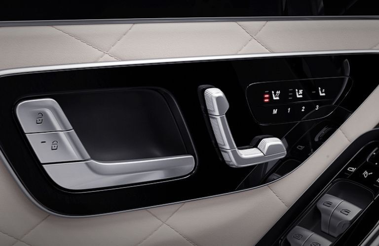 Front seat power console of the 2022 Mercedes-Benz S 500 4-MATIC