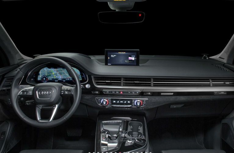 2017 Audi Q7's dashboard and steering wheel
