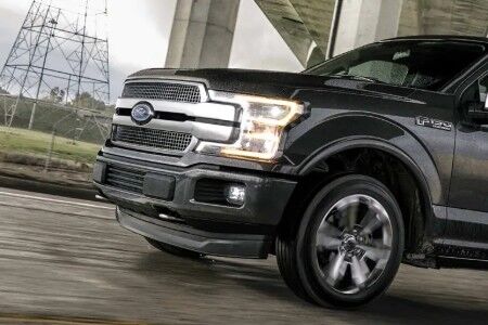 Grille and quad-beam headlights of 2019 Ford F-150 Platinum