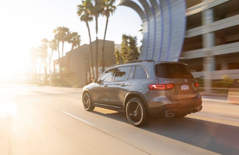 2021 MB GLE exterior rear fascia driver side in city road with building and palm trees