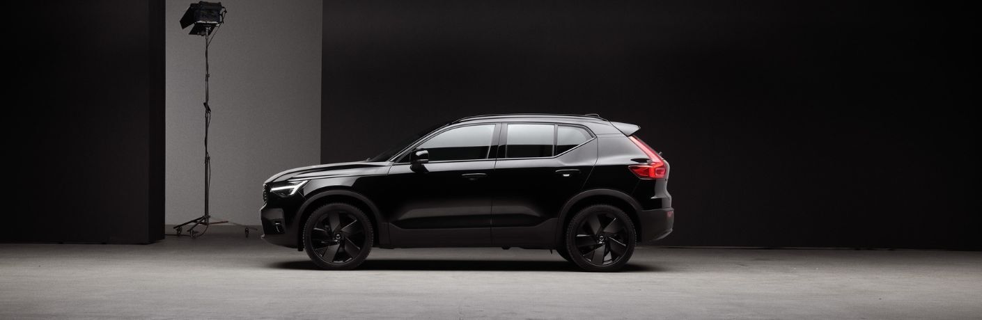 2025 Volvo XC40 exterior front side view