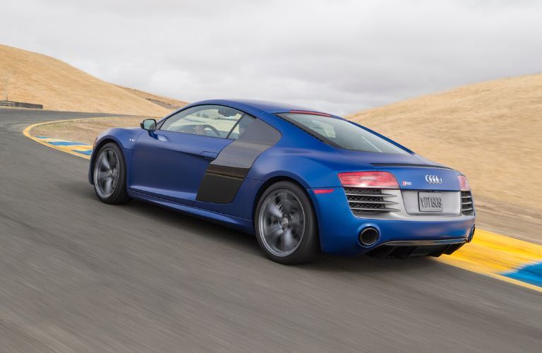 Rear three-quarter view of the 2015 Audi R8