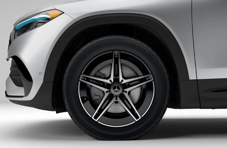 Front wheel of the 2023 Mercedes-Benz EQB 300 4MATIC®