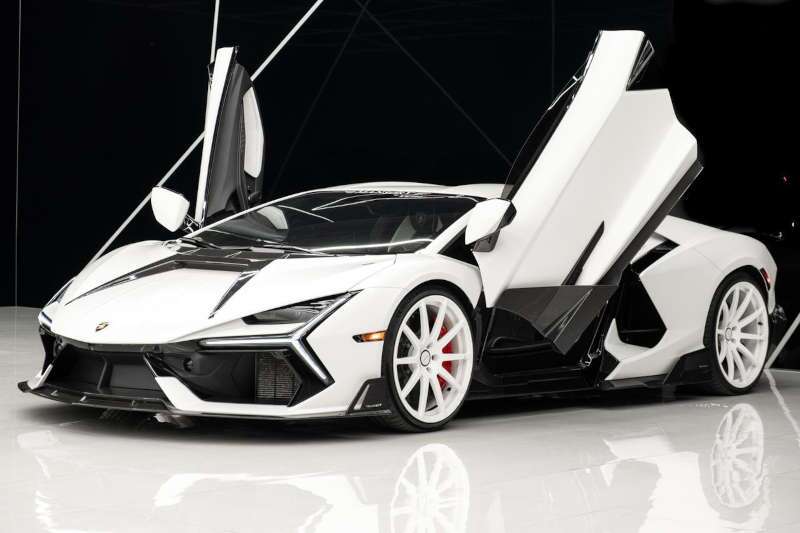 A front quarter view of the Lamborghini Revuelto hybrid hypercar