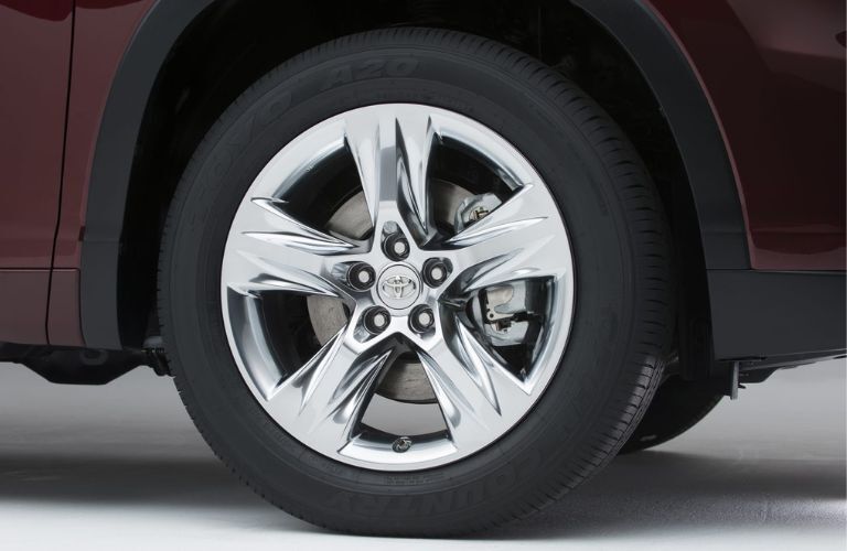 Front wheel of the 2014 Toyota Highlander