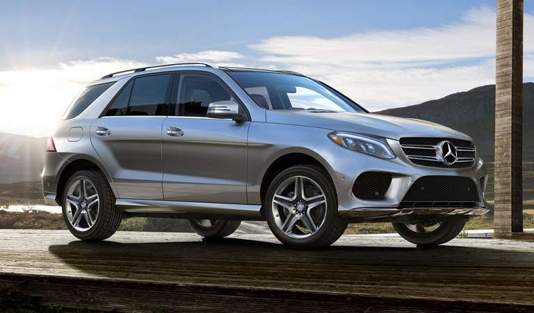 A right profile photo of the 2018 GLE 350 parked on the road.