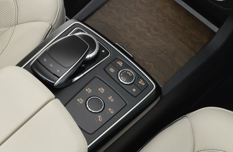 2017 Mercedes-Benz GLS' center console