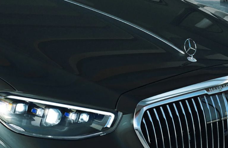 Headlight and front grille of the 2023 Mercedes-Benz Maybach S 580 4MATIC® Sedan