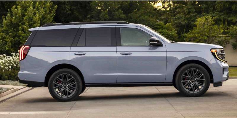A side view of the 2025 Ford Expedition.