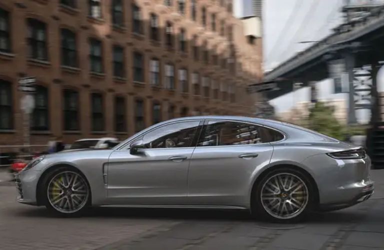 Sideview of the 2022 Porsche Panamera 4.