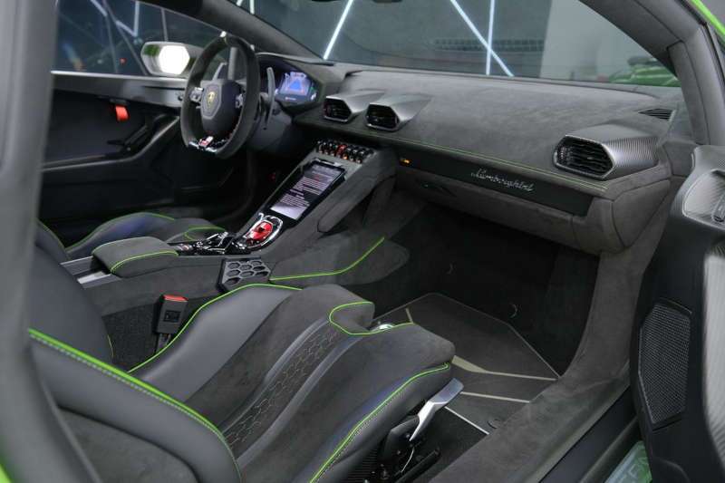 The driver-oriented cockpit of the 2023 Huracan Sterrato