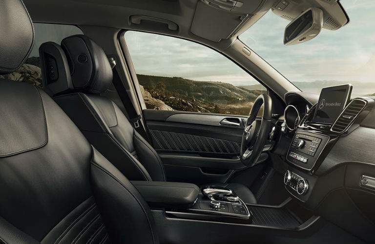 An interior photo showing the front seats in the 2018 Mercedes-Benz GLE 350 SUV.