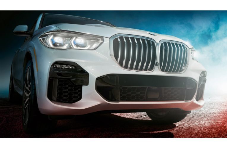 2020 BMW X5 close up of grille white paint 2021 model shown