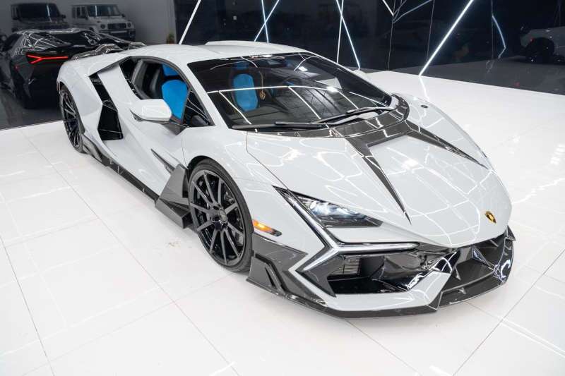 Front end view image of the Lamborghini Revuelto