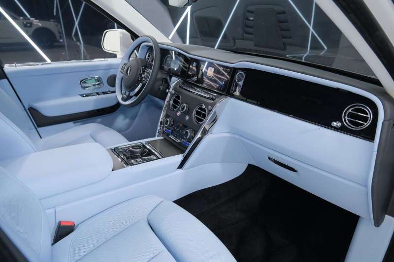 A cockpit view of the Rolls-Royce Cullinan Mansory Shooting Star