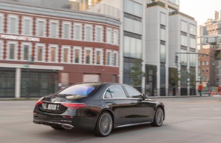 2022 Mercedes-Benz S-Class Sedan rear quarter view
