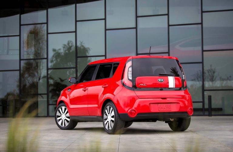 Rear view of the 2014 Kia Soul near a showroom