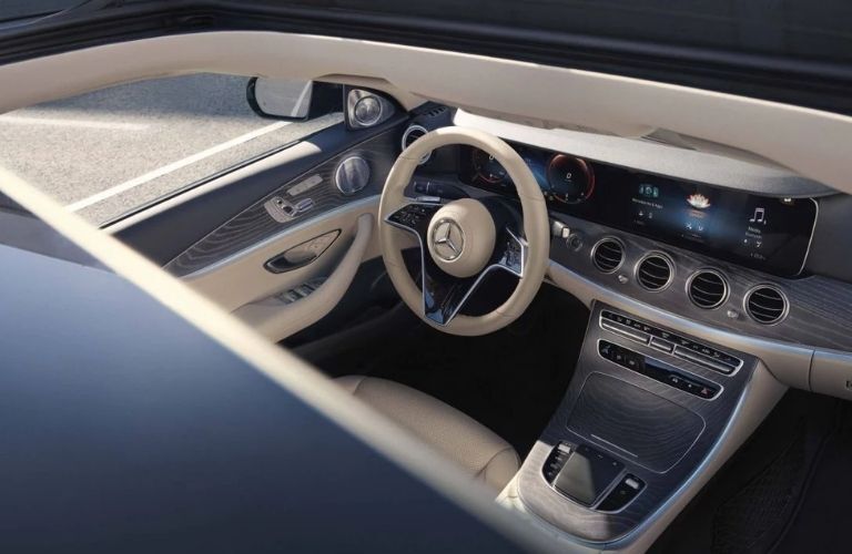 2022_mercedes-benz_E-Class_E_350_Cockpit