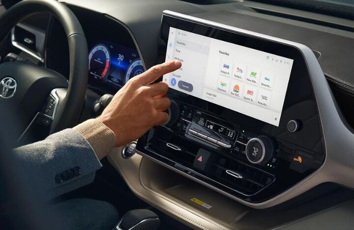 2023 Toyota Highlander dashboard view