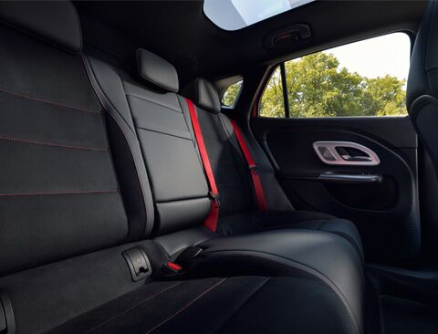 The interior of a GLA SUV shows Memory Seats.