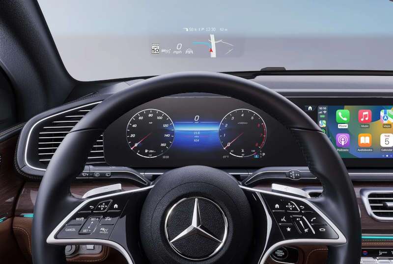 The displays and controls, including HUD, in the 2026 GLE Coupe