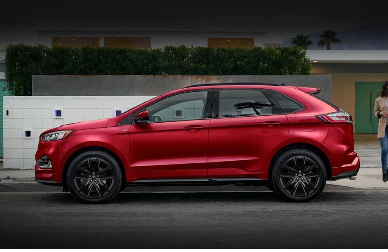 Side View of the 2023 Ford Edge