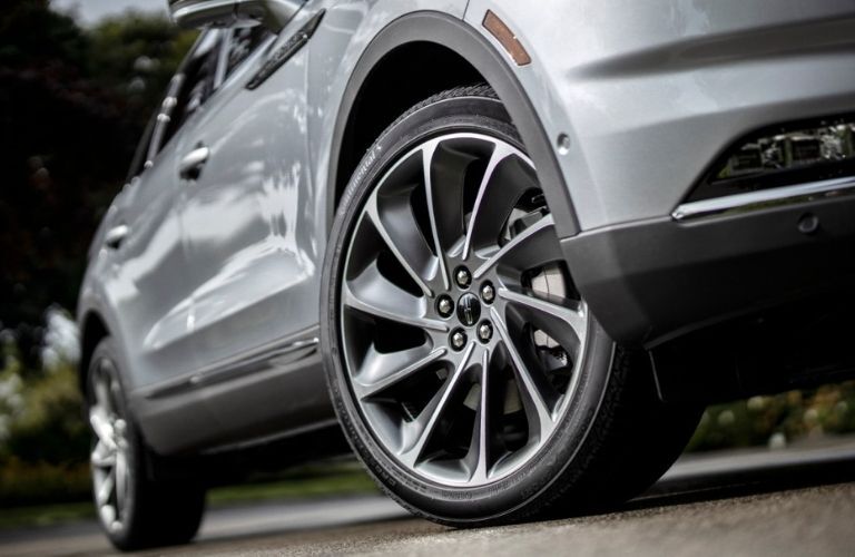 Lincoln Luxury Vehicle Stylish Wheel Angle Image