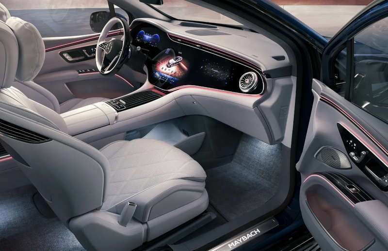 The high-tech cockpit and displays in the 2025 Mercedes-Maybach EQS 680 SUV