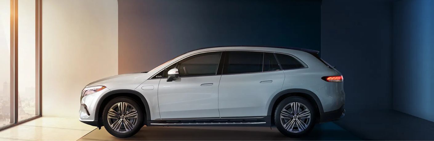 Side view of the 2025 Mercedes-Benz EQS SUV White