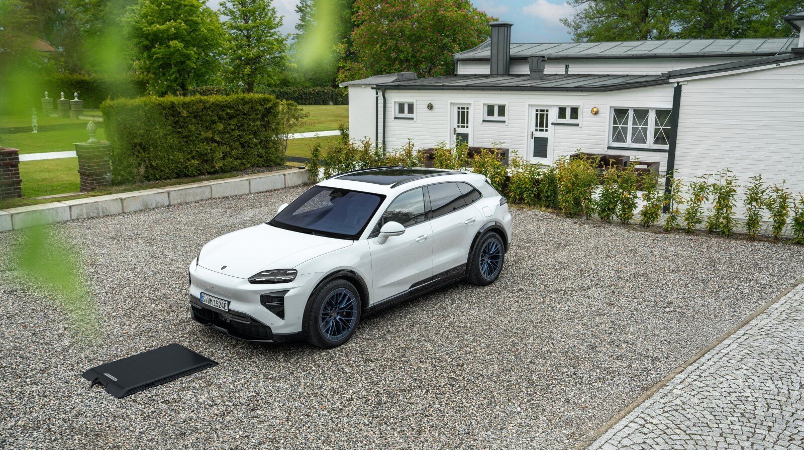 Porsche Cayenne parked in a tight driveway using 3D Surround View and Trained Parking – Champion Porsche Pompano Beach, FL