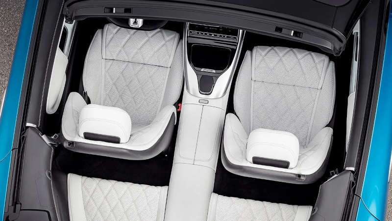The luxurious interior of the 2025 Mercedes-Benz AMG SL 43