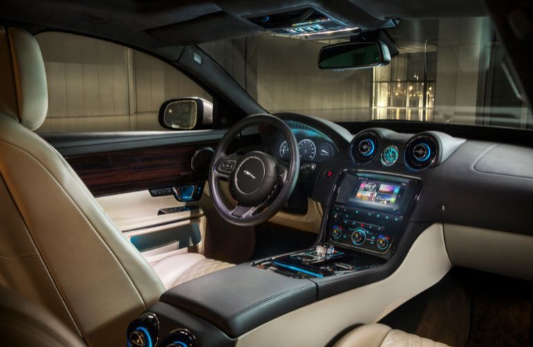 2016 Jaguar XJ front interior