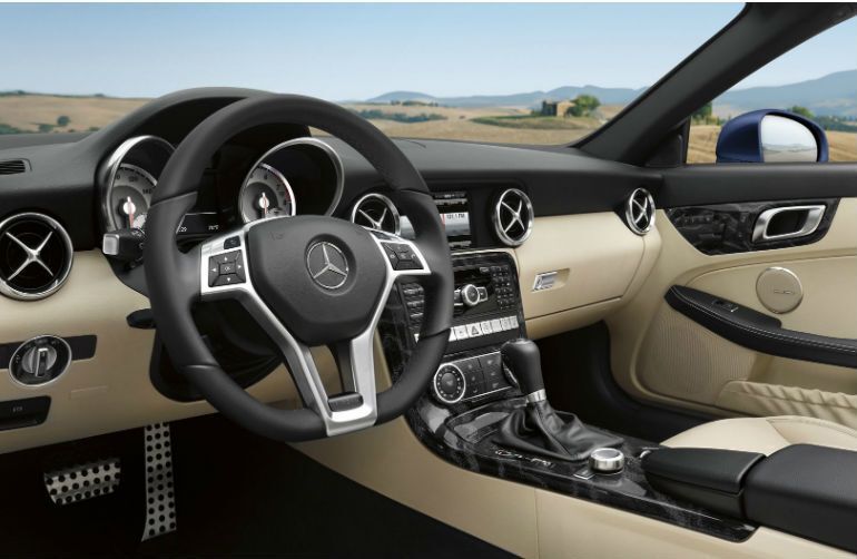 2015 Mercedes-Benz SLK-Class interior steering wheel and dashboard