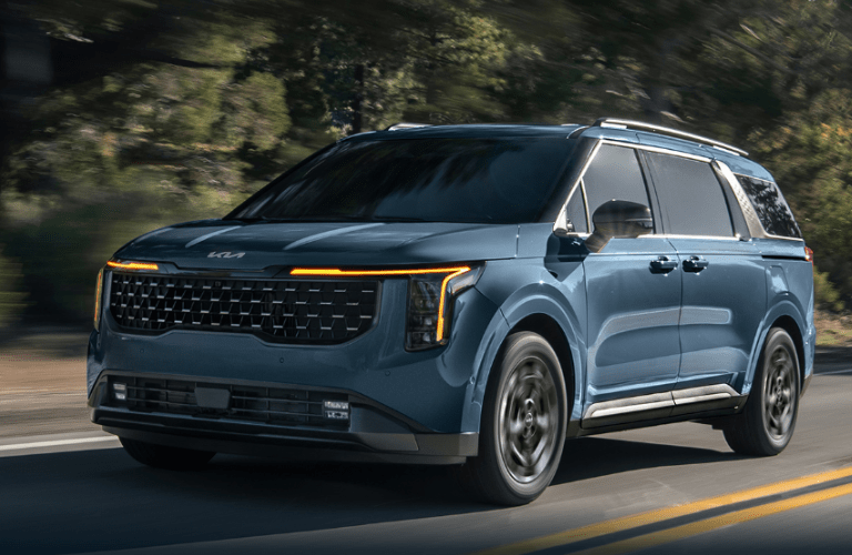 Side view of the 2025 Kia Carnival MPV