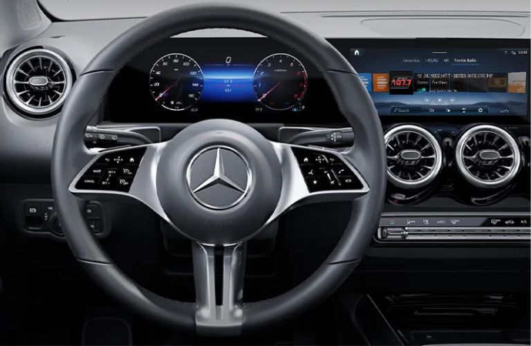 2025 Mercedes-Benz GLB interior display