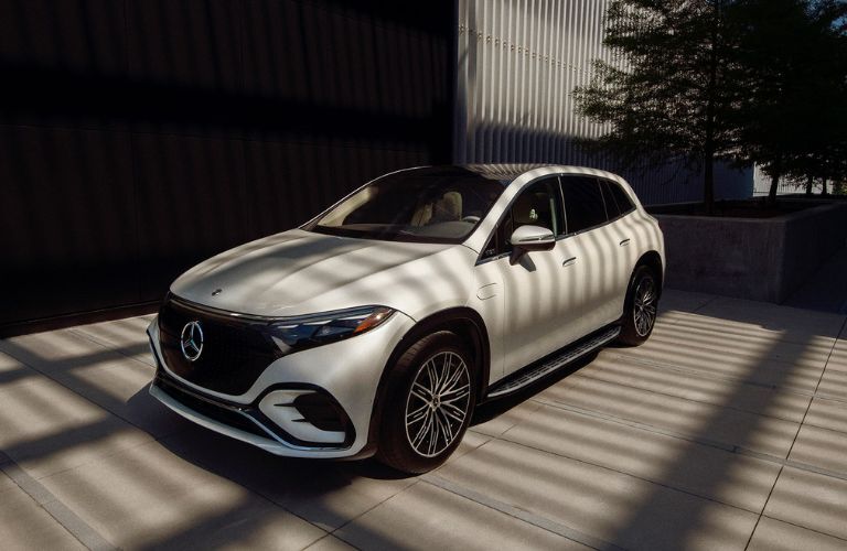 2023 Mercedes-Benz EQS 580 4MATIC SUV glimmering in sunlight