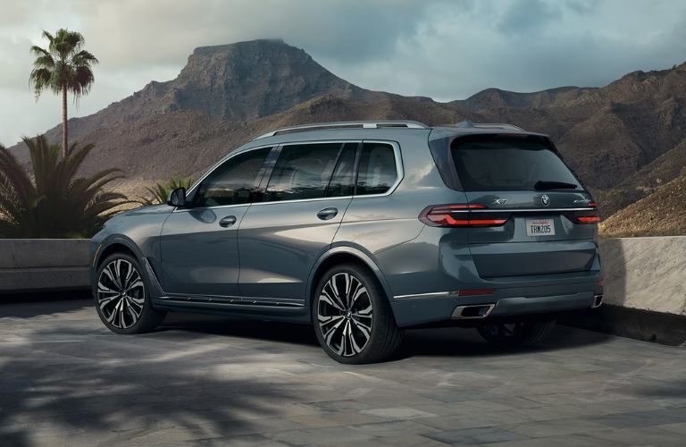 Rear three-quarter view of the 2023 BMW X7