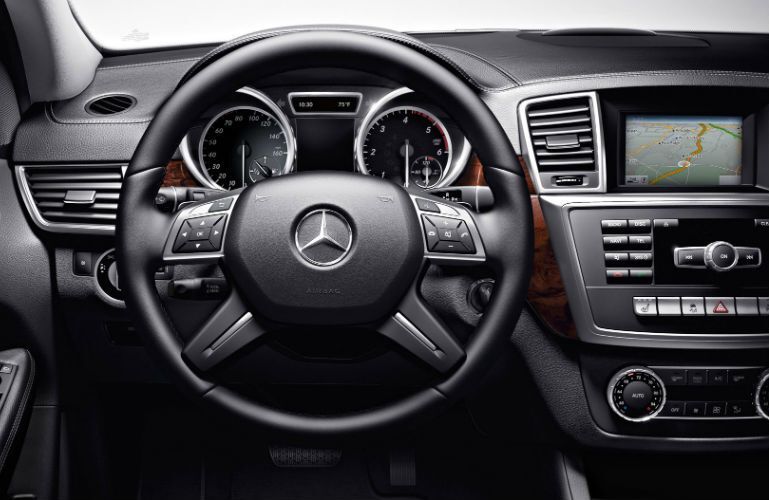 2015 Mercedes-Benz GL-Class steering wheel and dashboard