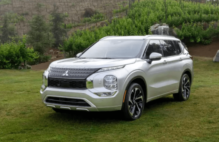 Front view of the 2024 Mitsubishi Outlander