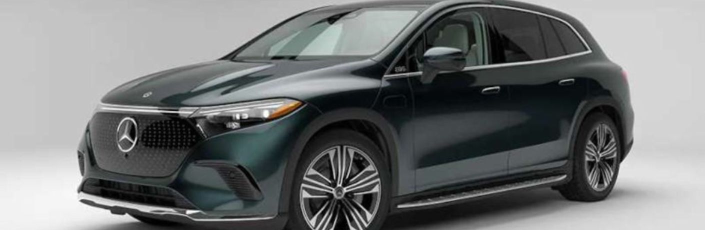 Front-quarter view of the 2025 Mercedes-Benz EQS SUV Green