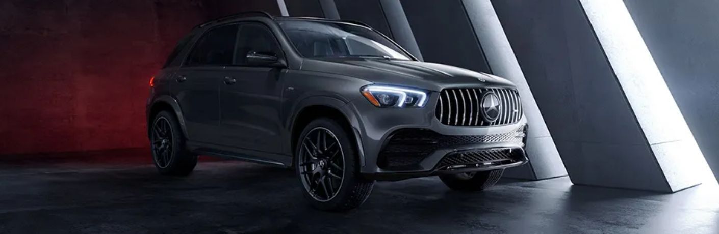 Front three-quarter view of the 2023 Mercedes-AMG GLE 53