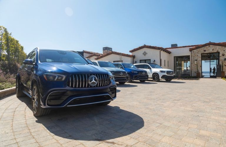 2021 MB GLE exteiror front fascia passenger side in long line of MB SUVs