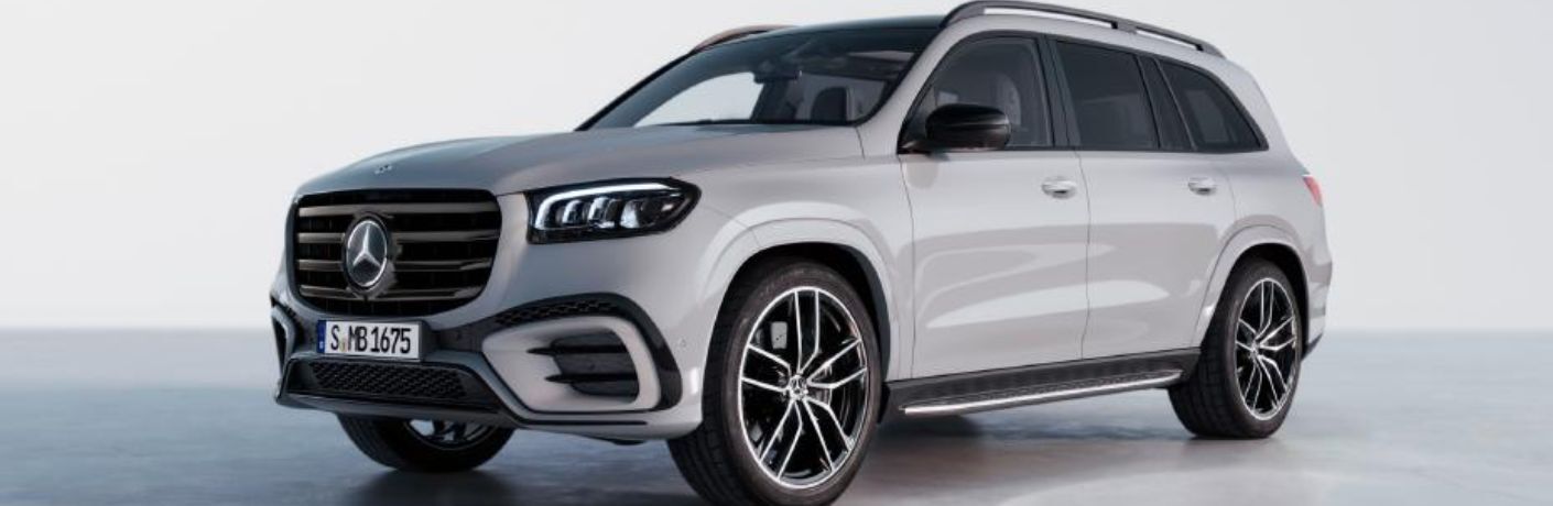 Front three-quarter view of the 2024 Mercedes-Benz GLS 580