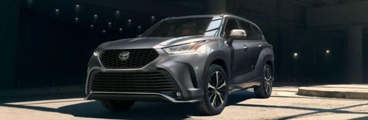 Exterior side look of the 2022 Toyota Highlander Gray