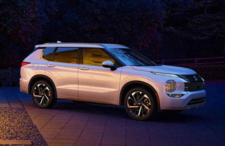 side view image of the 2025 Mitsubishi Outlander